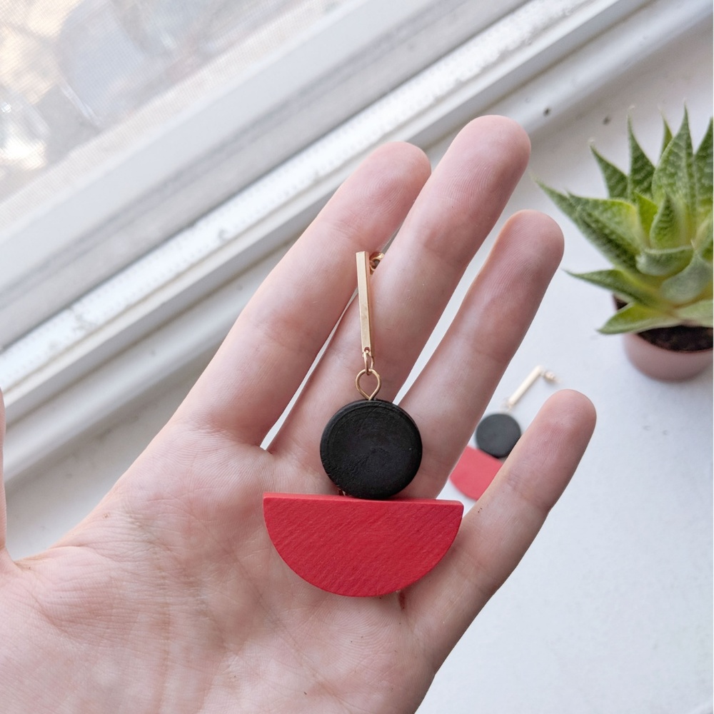 ❌SOLD❌Geometric Wood Red & Black Shape Earrings - Picture 2 of 4